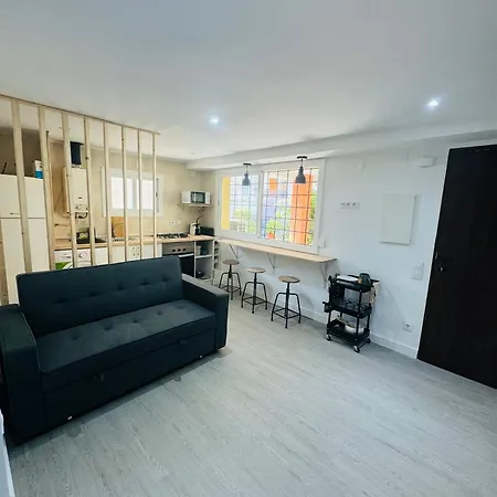 Piso Con Jardin, De Playa Fenals Apartment